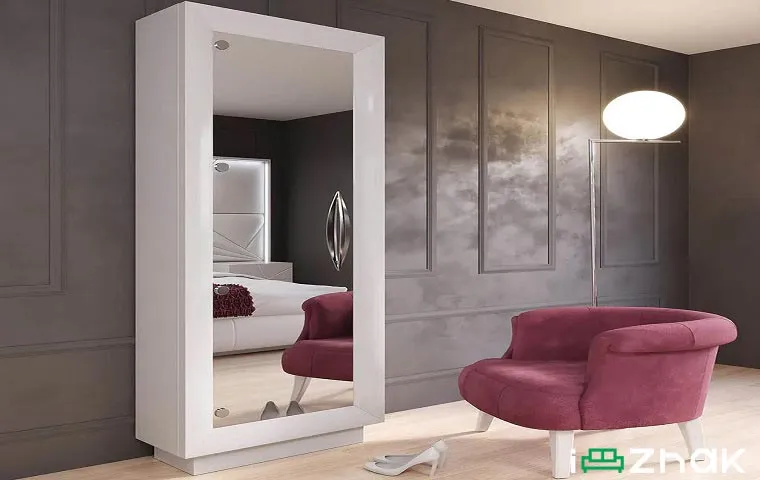 جاکفشی آینه‌دار قدی در کنار مبلمان