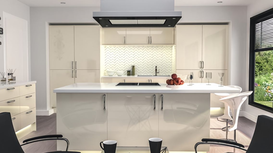 کابینت‌ های گلاس از نظر رنگ دارای تنوع بالای بوده و براق هستند.
